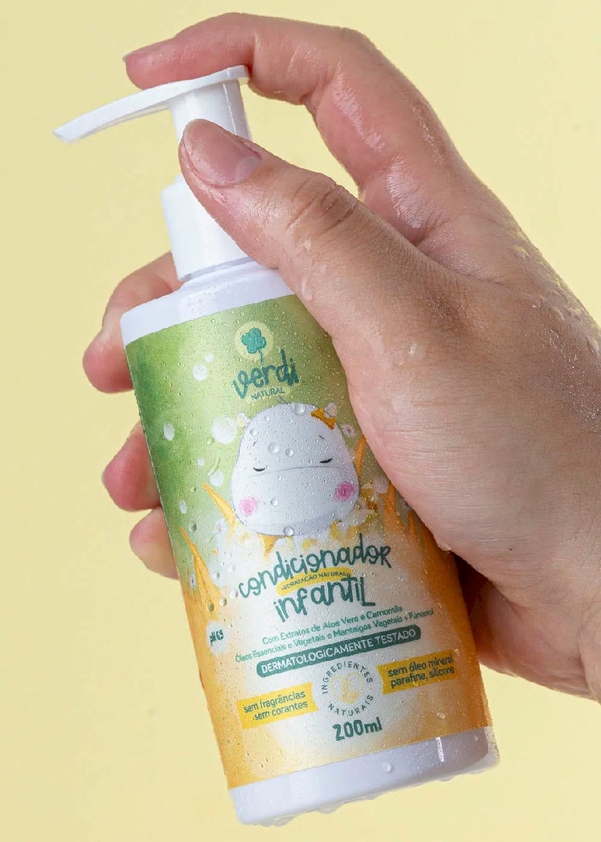 Condicionador Infantil Natural Extrato de Aloe Vera e Camomila Óleos Essenciais e Vegetais Manteigas e Pantenol