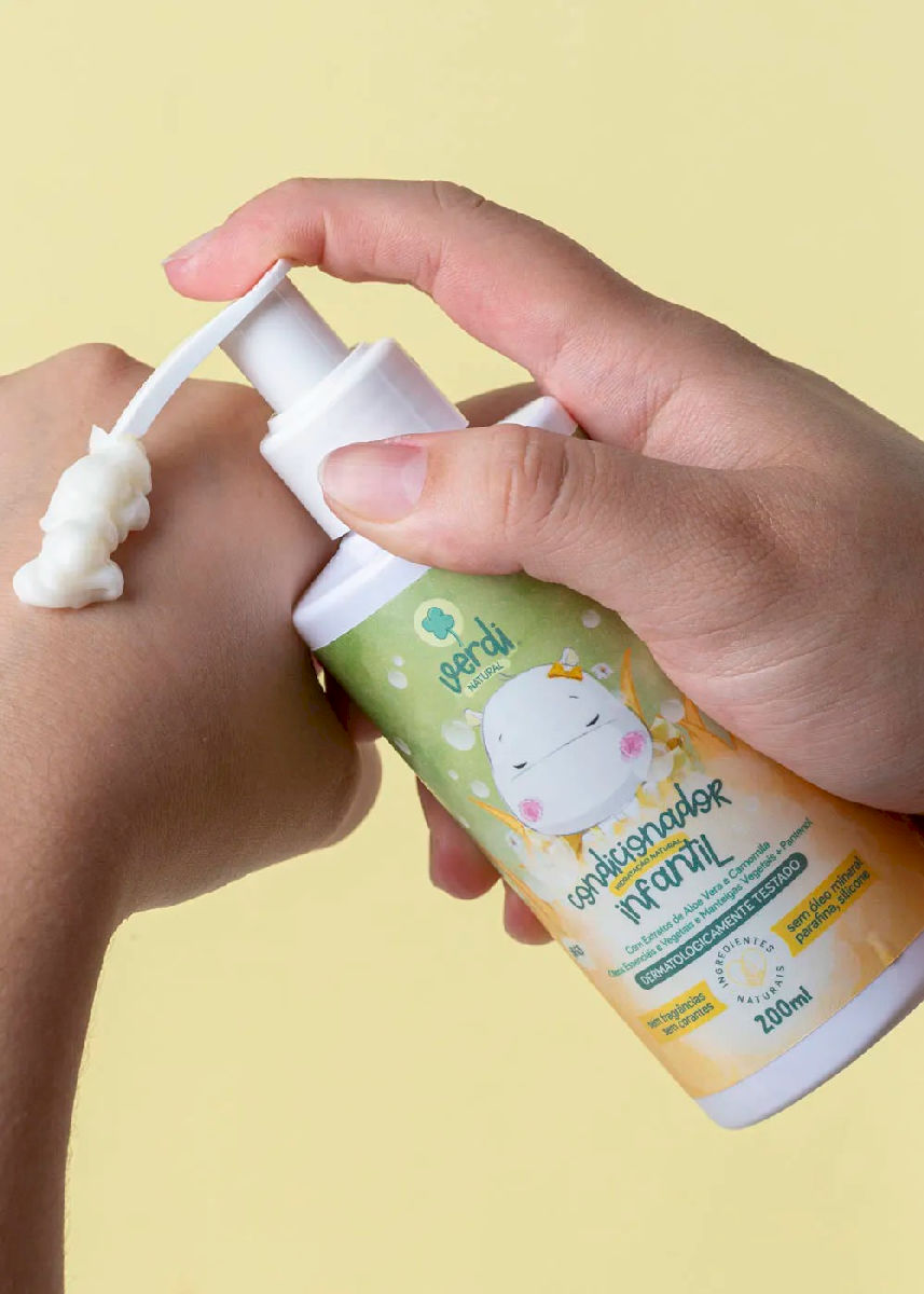 Condicionador Infantil Natural Extrato de Aloe Vera e Camomila Óleos Essenciais e Vegetais Manteigas e Pantenol